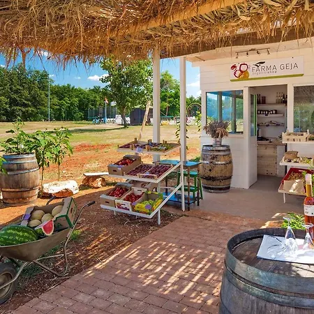 Üdülőpark Happy Camp Mobile Homes In Park Umag 4*